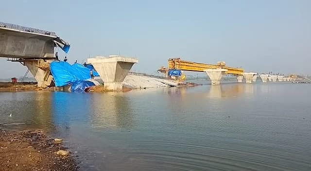 காவிரியாற்றில் பாலம் கட்டும் பணி! - நள்ளிரவில் கிரேன் கம்பி அறுந்து பாலம் விழுந்து விபத்து!