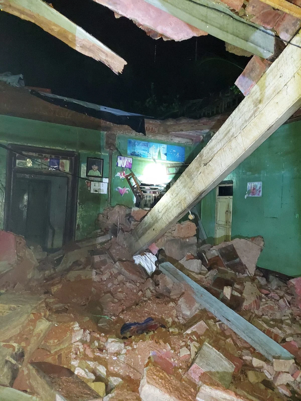 இடிந்து விழுந்த வீடு