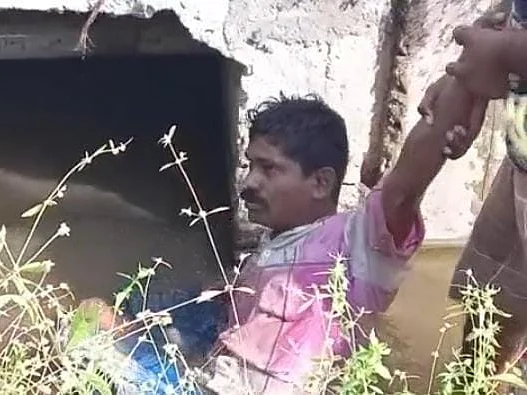 தண்ணீரில் மிதந்த நபர்; சடலம் என நினைத்து மீட்டவர்களுக்கு அதிர்ச்சி! - என்ன நடந்தது?