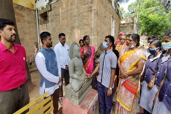 சிலையைத் தொட்டு உணரும் மாணவன்