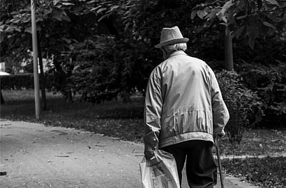 `ஓய்வுபெறும் எண்ணம் இப்போ இல்ல!' - 83 வயதில் ஒருநாள்கூட மருத்துவ விடுப்பு எடுக்காத அதிசய மனிதர்