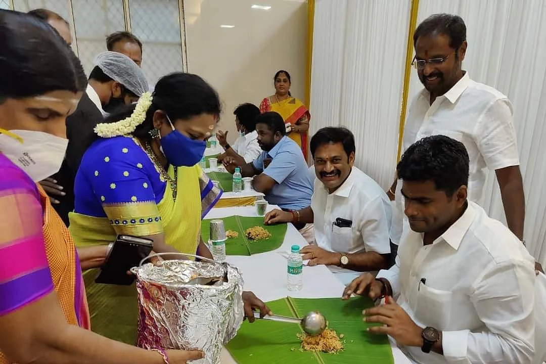 உணவு பரிமாறும் தமிழிசை