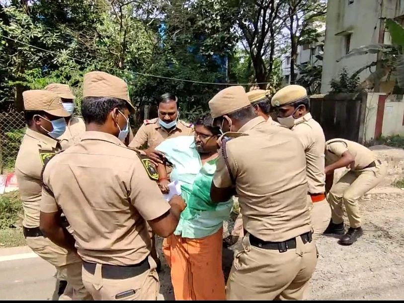 மாயமான மனைவி; கண்டுபிடித்துத் தராத போலீஸைக் கண்டித்து பாஜக நிர்வாகி தீக்குளிக்க முயற்சி!