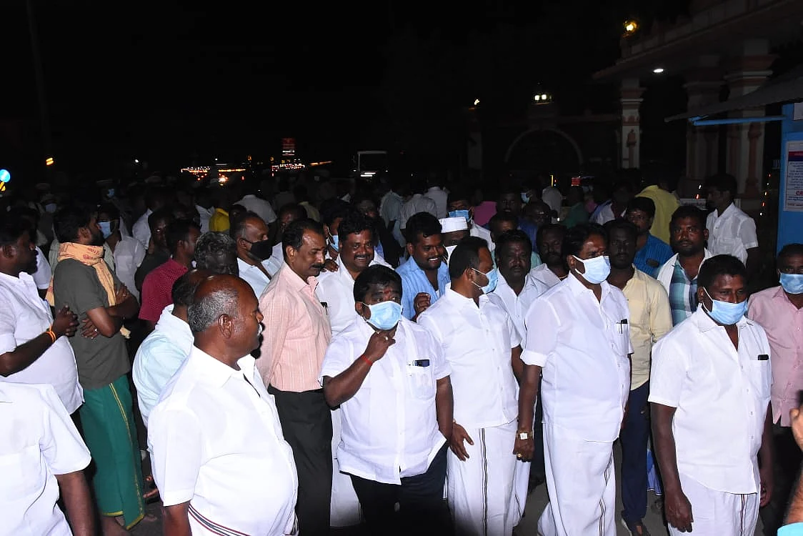 ஆட்சியர் அலுவலகம் முன்பு ராஜவர்மன் தலைமையில் திரண்ட அதிமுக-வினர்