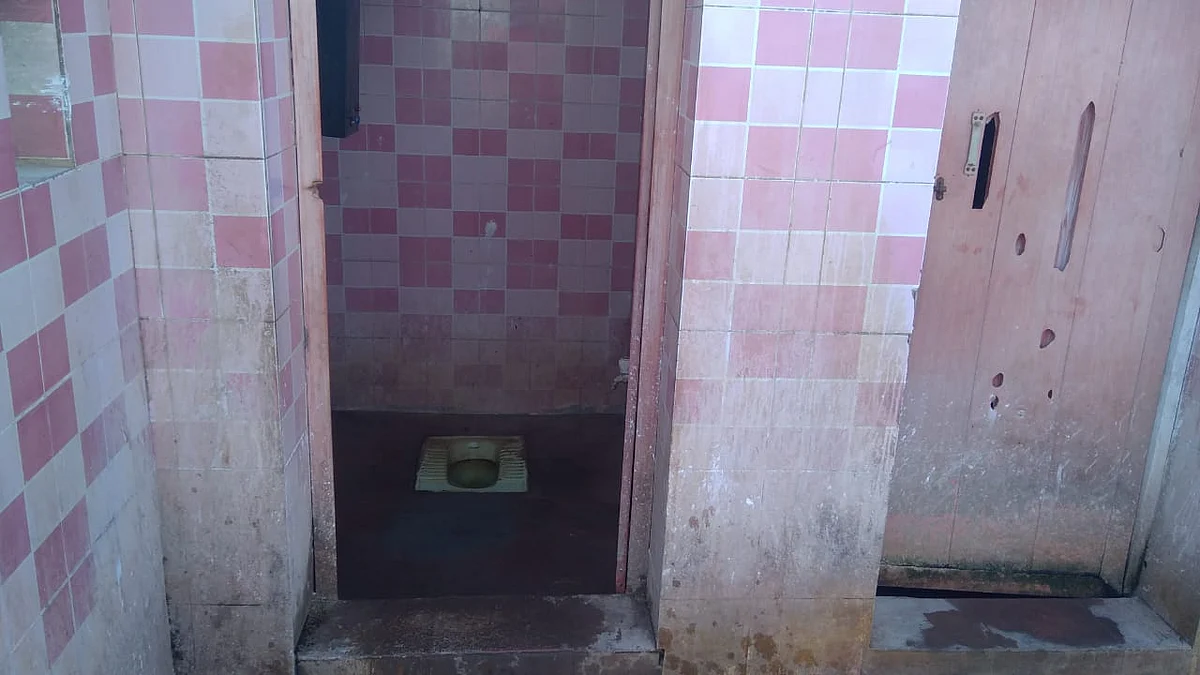 ஆலங்குளம் பேருந்து நிலைய கழிவறை