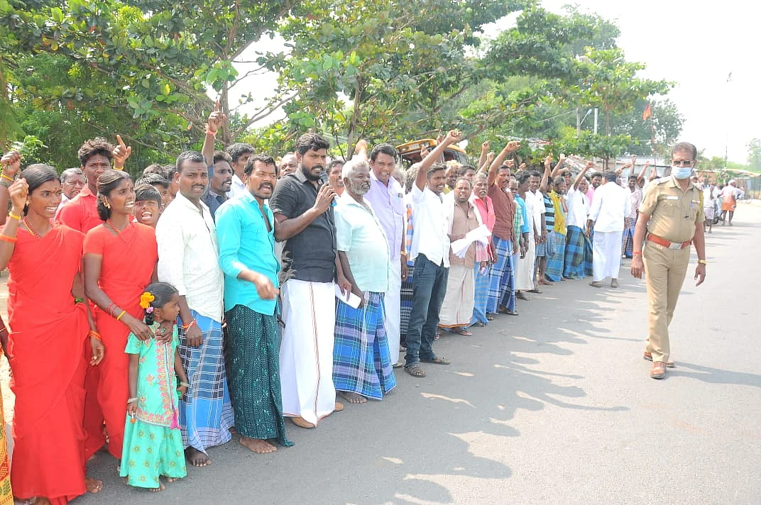 போராட்டத்தில் ஊர் மக்களுடன் குட்டி