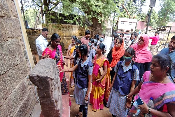 நடுகல் குறித்து கேட்டறிந்த விழிச்சவால் கொண்ட மாணவிகள்