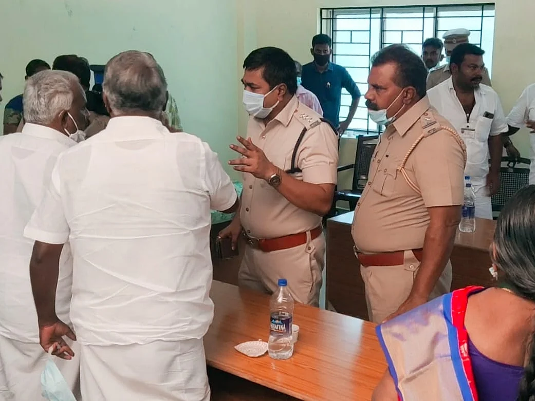 வாக்குவாதத்தில் முடிந்த வாக்கெடுப்பு; பெட்டியுடன் சென்ற ஆர்.டி.ஓ - நிலக்கோட்டையில் நடந்தது என்ன?