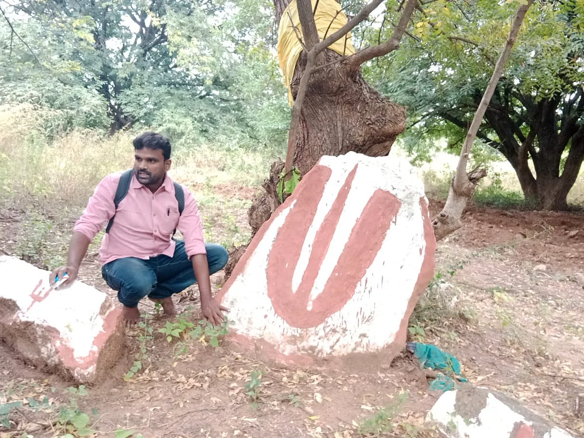 தேனியில் 2500 ஆண்டுகள் பழைமையான பெருங்கற்கால கல்வட்டம்; கண்டெடுத்த ஆய்வாளர்கள்!