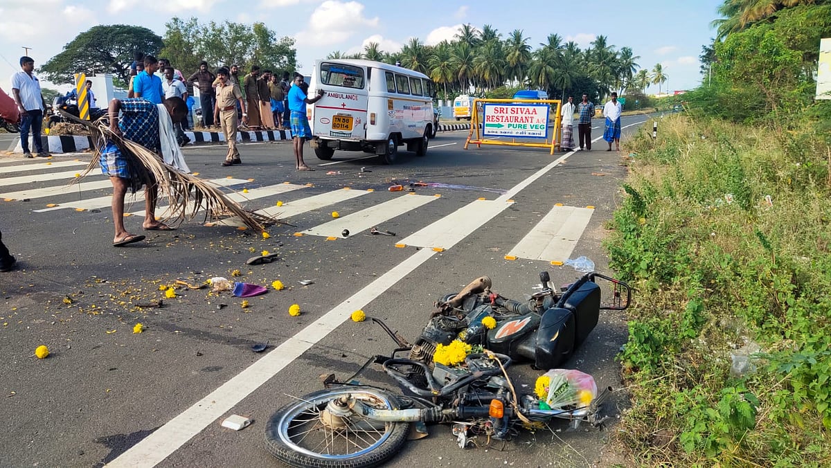 திண்டுக்கல்: துக்க நிகழ்வுக்குச் சென்ற பெற்றோர்; மகன் கண் முன்னே சாலை விபத்தில் பலியான சோகம்!