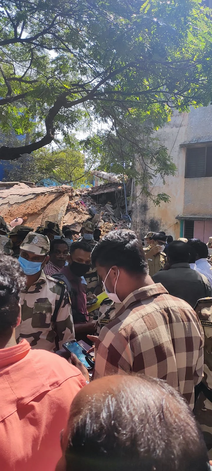 இடிந்து விழுந்த குடியிருப்பு