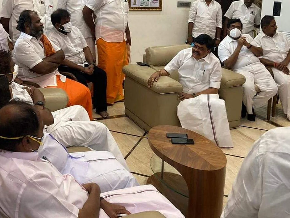 `நடந்ததை நினைச்சா வேதனையா இருக்கு’ -வருந்திய ராஜேந்திர பாலாஜி; நிர்வாகிகள் சந்திப்பில் நடந்தது என்ன?