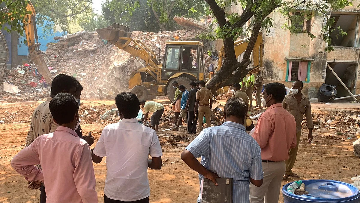 இடிபாடுகளை அகற்றும் பணி