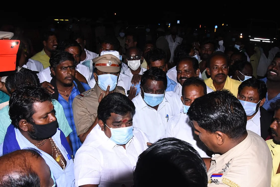 போலீஸாரிடம் வாக்குவாதத்தில் ஈடுபட்ட ராஜவர்மன்