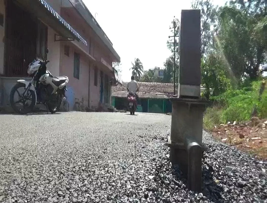அடிபம்பை சுற்றி தார்சாலை