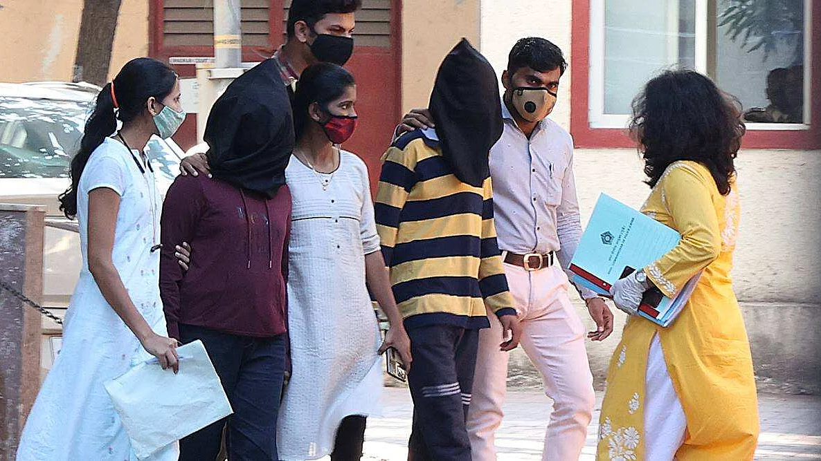 கைதானவர்கள் கோர்ட்டிற்கு அழைத்து வரப்படும் காட்சி