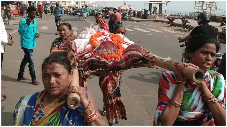 இறுதிச் சடங்கு செய்த மகள்கள்