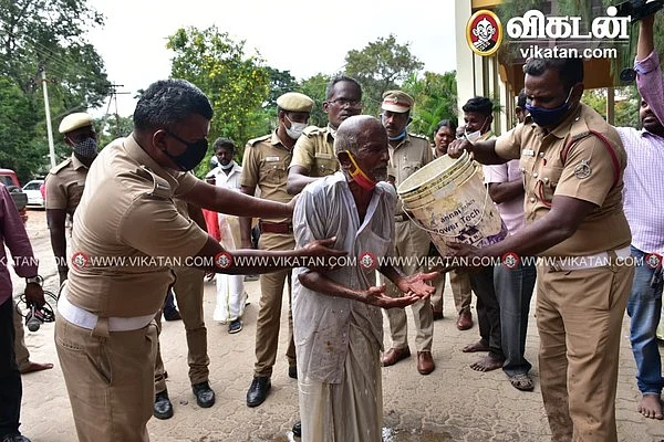 உடலைக் கழுவிவிட்ட தீயணைப்புத்துறையினர்