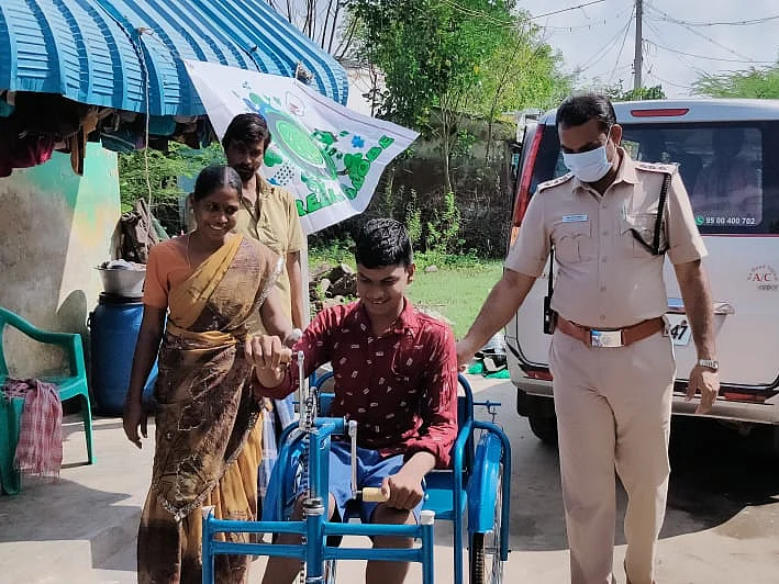 `15 வருஷமா முடங்கியிருந்தான்; ஆனால் இனி..!' - மாற்றுத்திறனாளி சிறுவனுக்கு உதவிய போலீஸ்