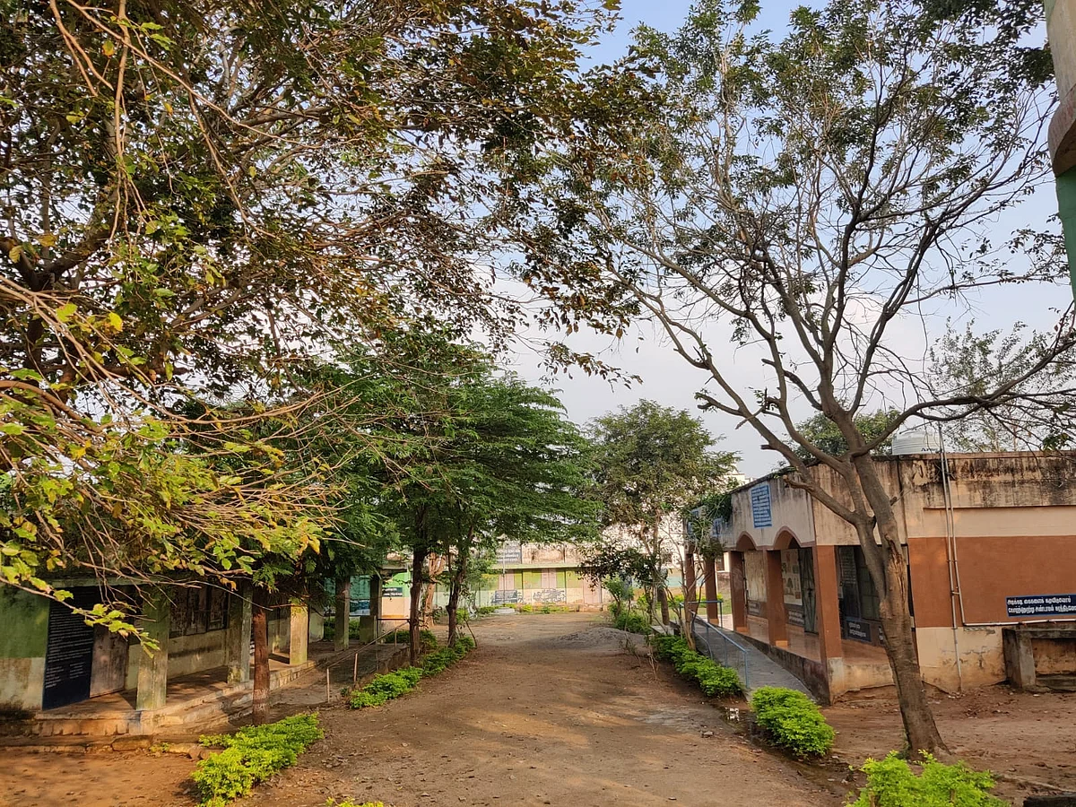 புகழேந்தியின் பள்ளி