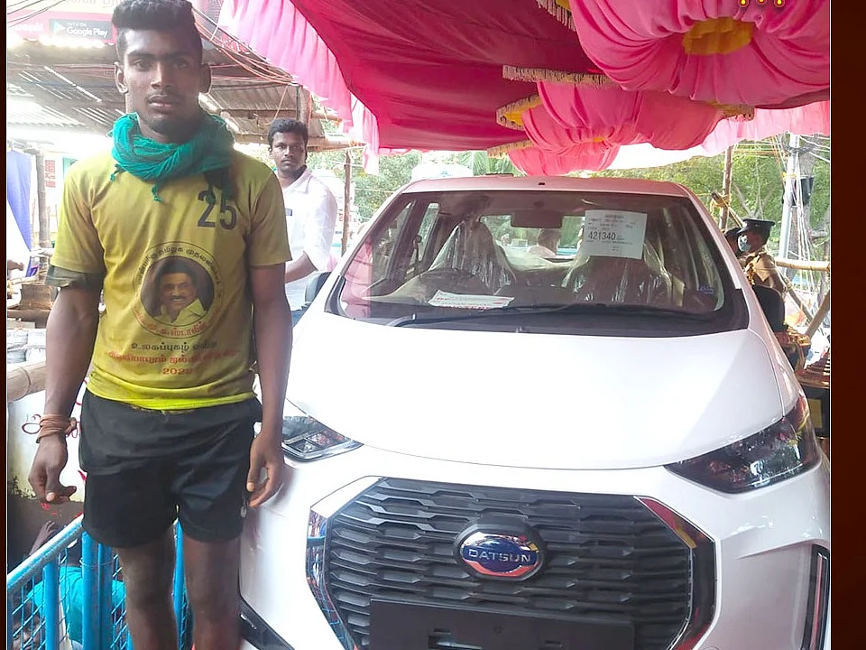 ஜல்லிக்கட்டு அவனியாபுரம் LIVE: 24 காளைகளை அடக்கிய கார்த்திக்; காரை பரிசாக வென்றார்!
