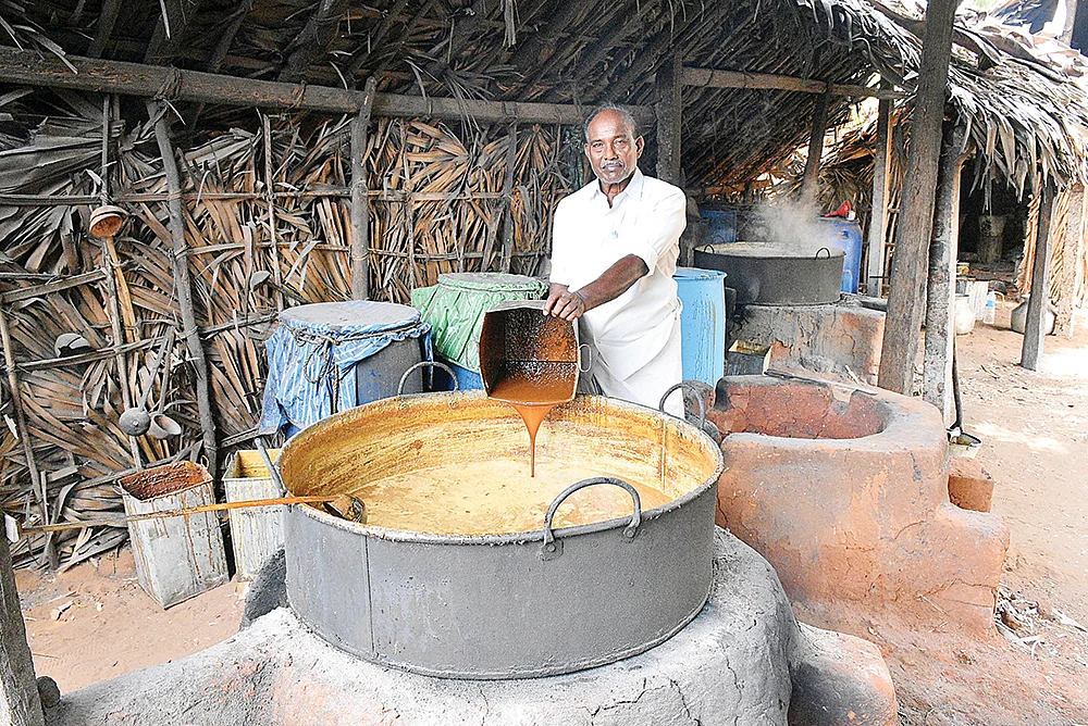இப்போ என்ன செய்றாங்க?! - ஆடு மேய்க்கிறார்... கருப்பட்டி விற்கிறார்...