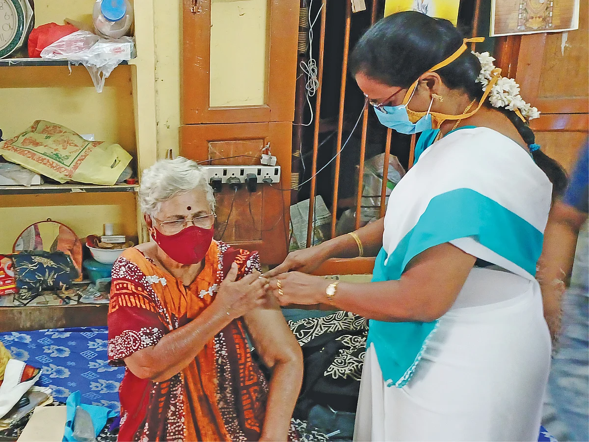 தடுப்பூசி... ஆர்வம் காட்டாத 60+ வயதுடையோர்... மூத்தவர்கள் முன்னோடிகளாக இருக்க வேண்டாமா?