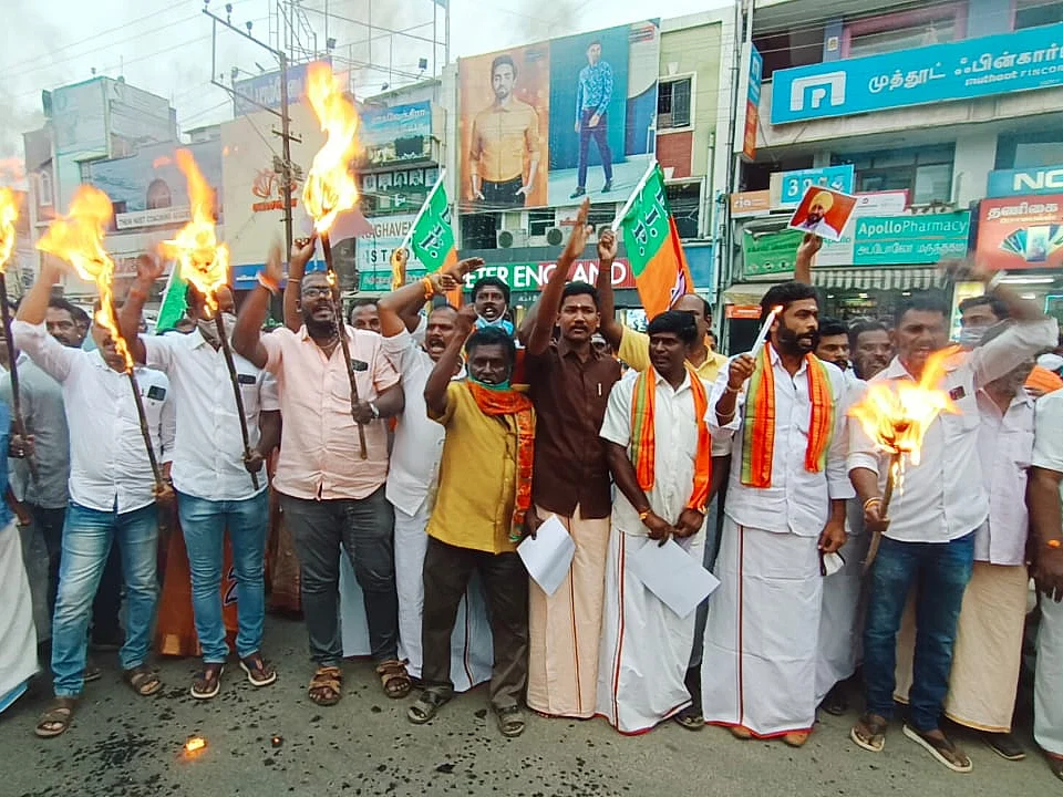 தேனி: போலீஸ் இன்ஸ்பெக்டரைக் கண்டித்து ஆர்ப்பாட்டம் நடத்திய பாஜக-வினர்! - நடந்தது என்ன?