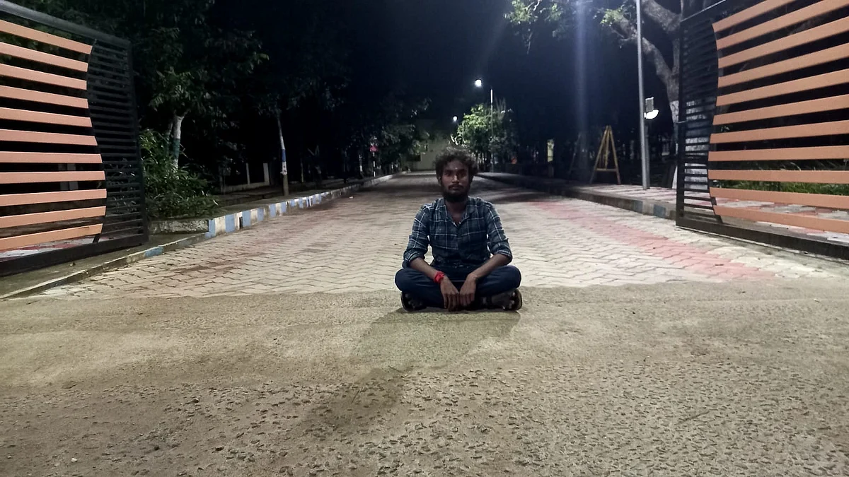 தனி நபராக தர்ணாவில் ஈடுபட்ட மாணவர்