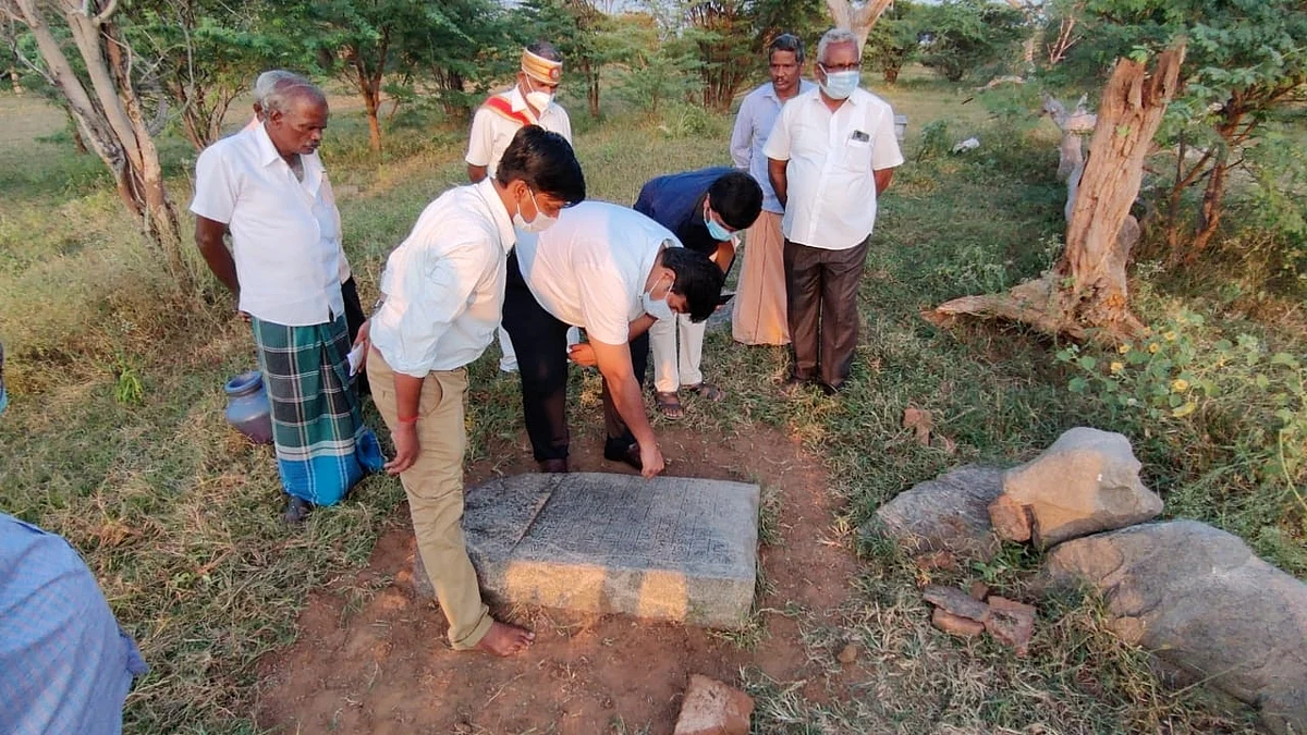 கல்வெட்டை ஆய்வு செய்யும் ஆட்சியர்