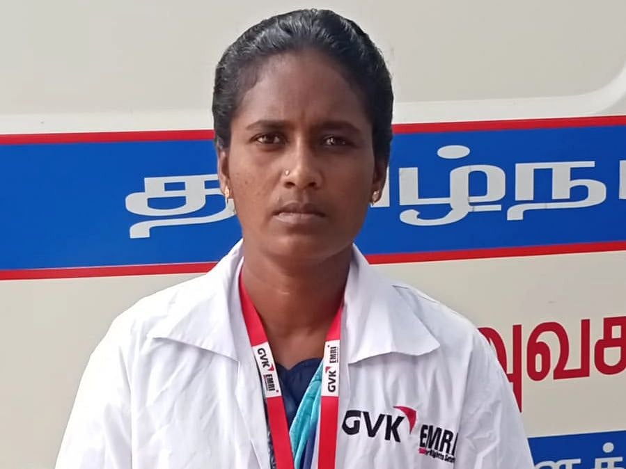 பள்ளியில் தேசியக்கொடி ஏற்றிய `108 ஆம்புலன்ஸ்' பெண் ஊழியர்; நெகிழ்ச்சியான பின்னணி! 