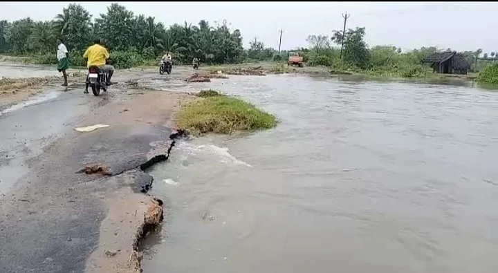 சாலையில் மழை நீர்