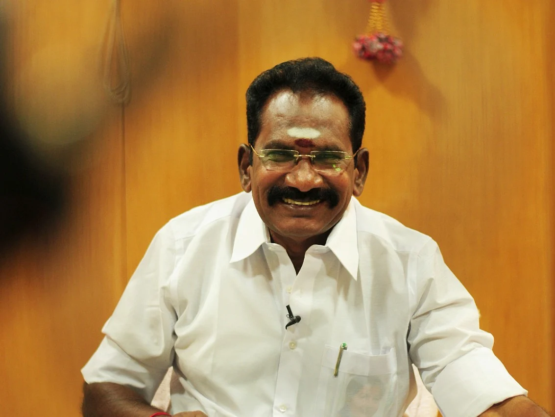 ஸ்டாலினைப் பாராட்டும் செல்லூர் ராஜூ! - உண்மையான விமர்சனமா, 'ரெய்டு' தவிர்ப்பு யுக்தியா?