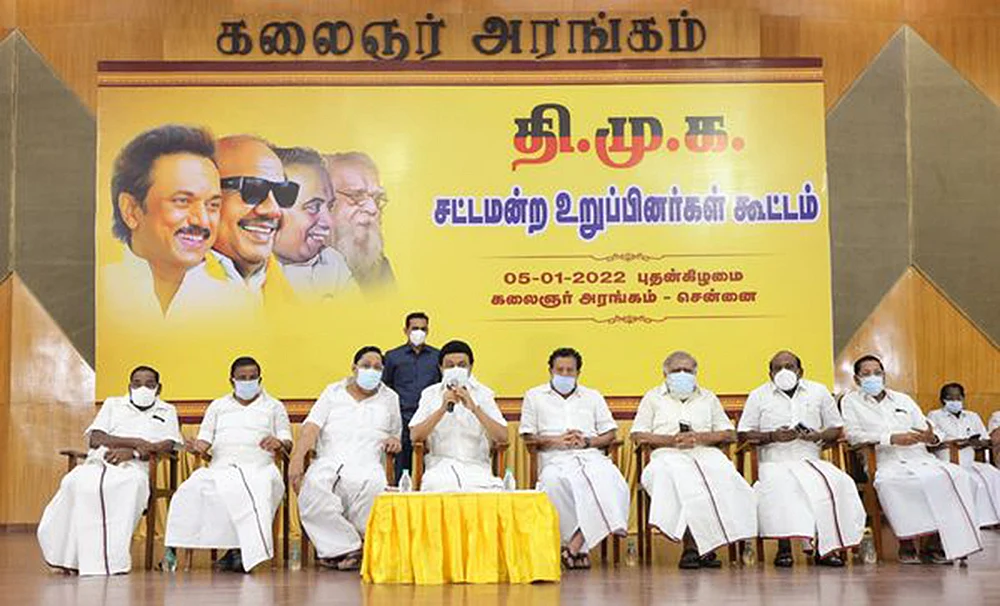 மிஸ்டர் கழுகு: “முதல்வருக்கு மரியாதையே கொடுப்பதில்லை!” - ஸ்டாலின் முன்னிலையில் எகிறிய வேலு...