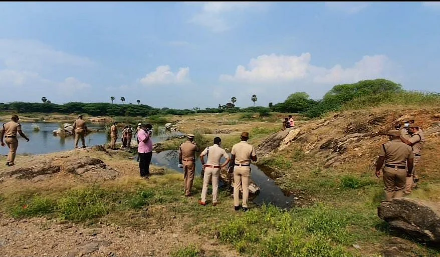 போலீஸார்