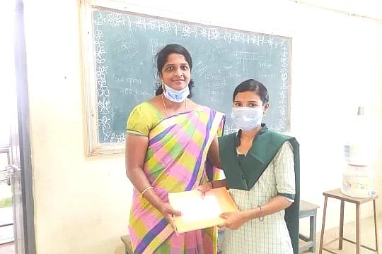 மாணவி ஒருவருடன் சுகந்தி