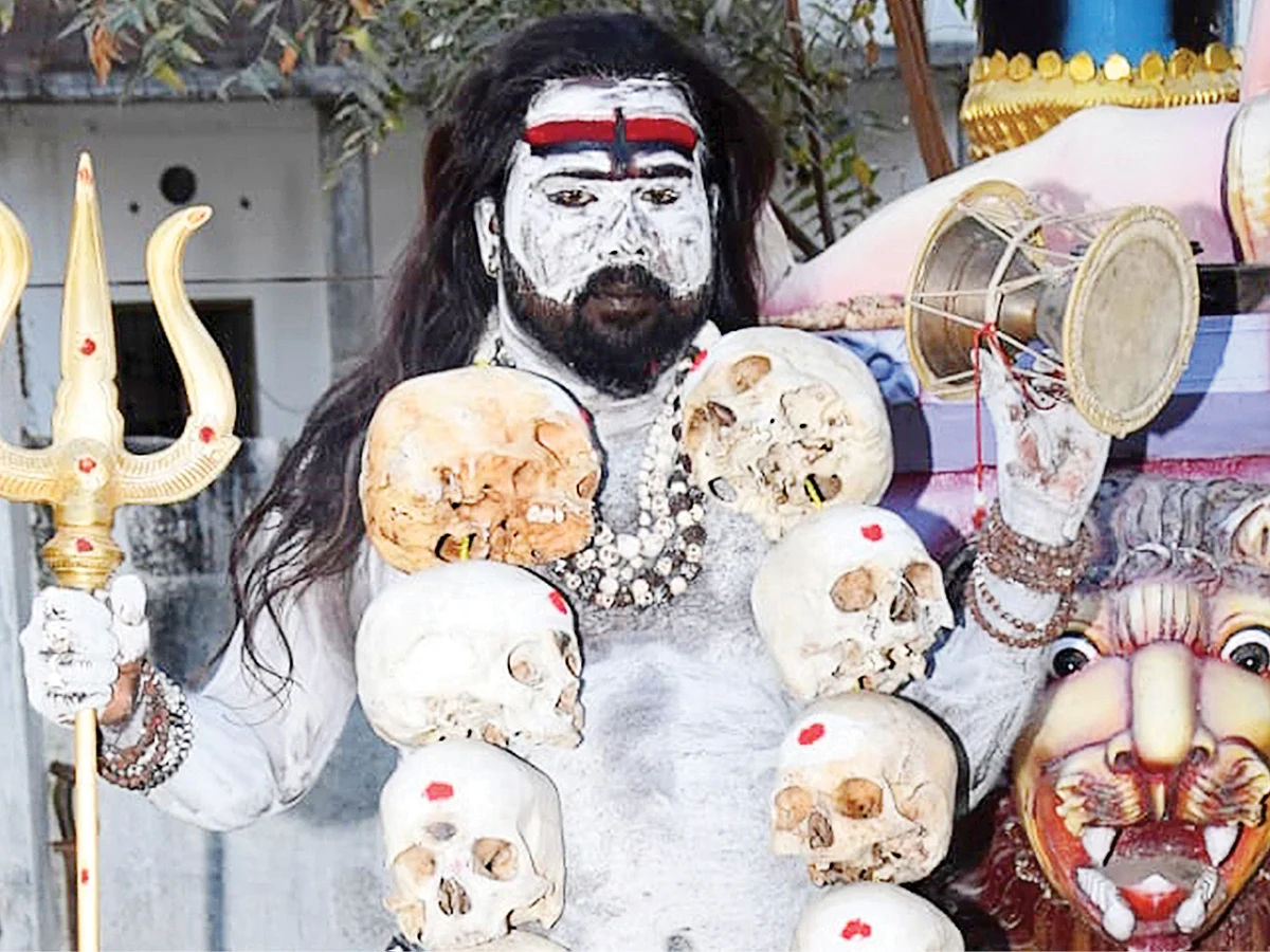 நர மாமிசம்... ரத்த அபிஷேகம்... மண்டை ஓடு... நடுஜாம பூஜை... திகில் கிளப்பும் வேலூர் அகோரி!