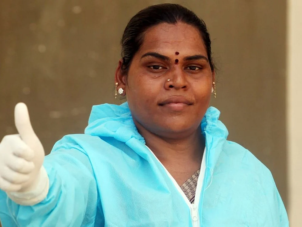 ``கௌரவமா வாழணும்னு நினைக்கிறேன்..!’’ - கொரோனா மையத்தில் பணிபுரியும் திருநங்கை கலைவாணி