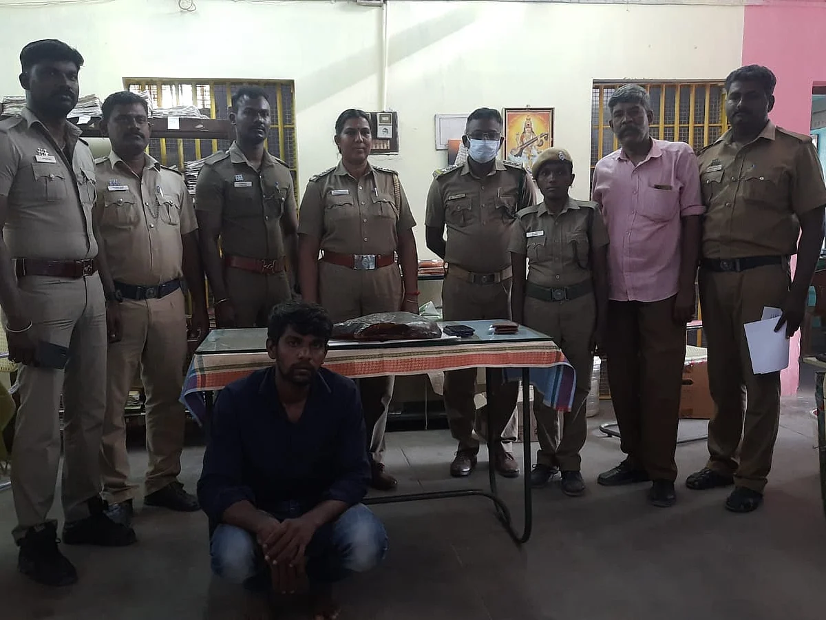 தூத்துக்குடி: பைக்கில் கடத்தி வரப்பட்ட ரூ.6.5 கோடி மதிப்புள்ள அம்பர்கிரிஸ்; பறிமுதல் செய்த போலீஸார்