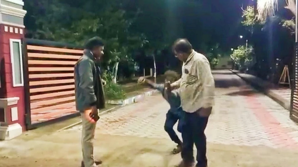 தர்ணாவில் ஈடுபட்ட மாணவர்