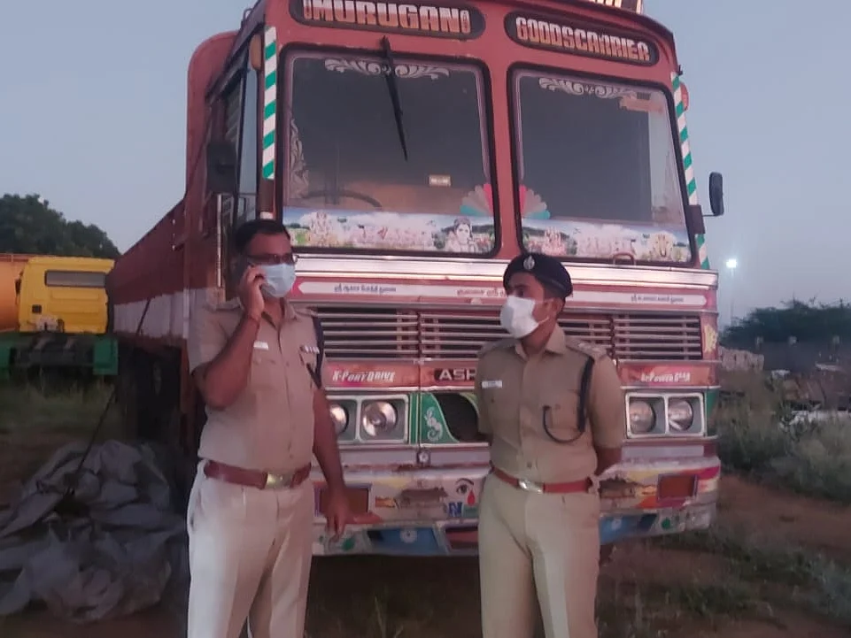 தூத்துக்குடி: லாரி ஷெட்டில் பதுக்கப்பட்ட 20 டன் செம்மரக்கட்டை! - ரகசியத் தகவலால் சிக்கியது