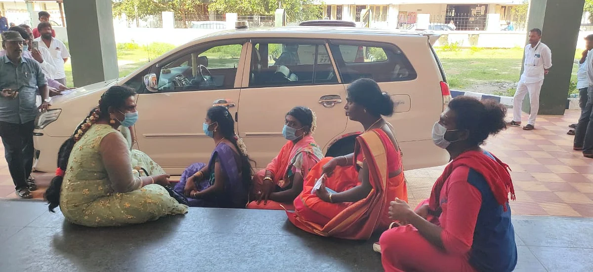 கலெக்டர் கார் அருகே போராட்டம்