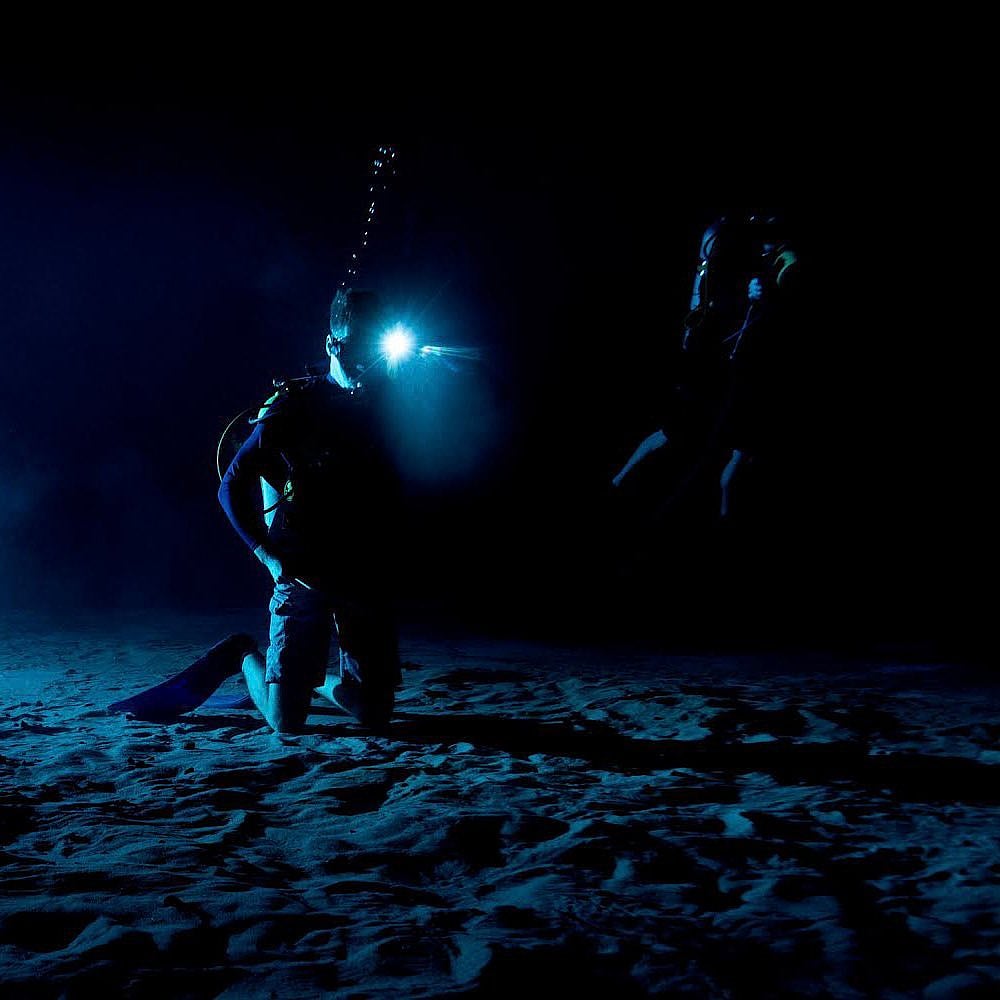 அடர் இருள், அதிவெளிச்சம்; நிலவுப் பயணத்துக்குத் தயாராகும் நாசா வீரர்கள்! 