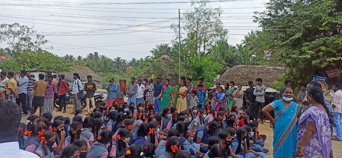 மாணவி புகார் எதிரொலி; போக்சோவில் கைதான ஆசிரியருக்கு ஆதரவாகப் போராடிய பிற மாணவிகள் - என்ன நடந்தது?