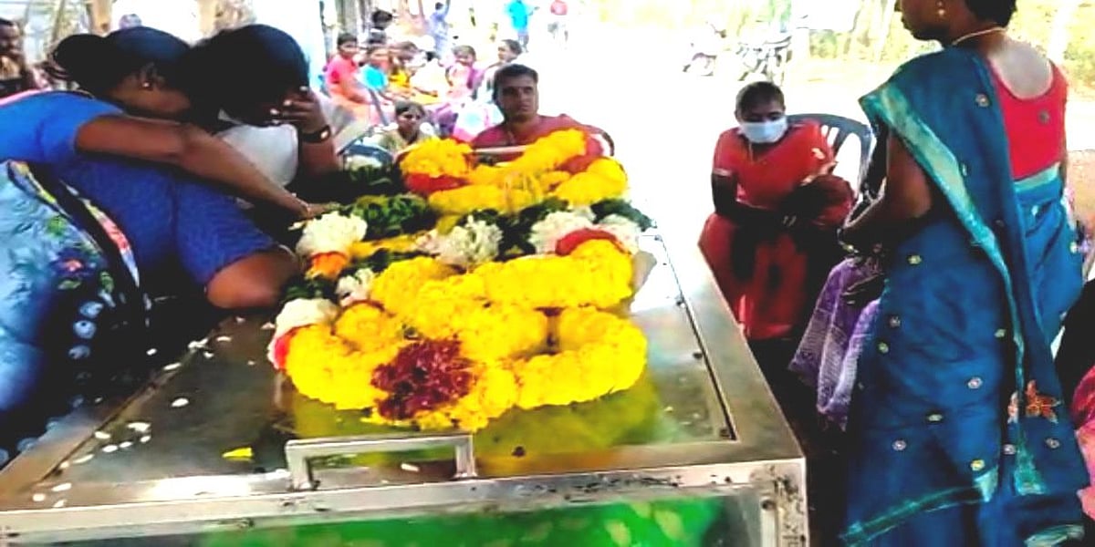 உக்ரைனில் மகன்; கதறி அழுதபடியே உயிரைவிட்ட தாய்! - வீடியோ காலில் இறுதிச்சடங்கைப் பார்த்த சோகம்