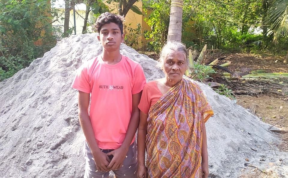 ``மூணு மாசத்துல மூணு பேரும் ஒண்ணா இருக்கலாம்!” - வீடு கட்ட உதவிய கலெக்டர்; நெகிழ்ந்த சகோதரரர்கள்