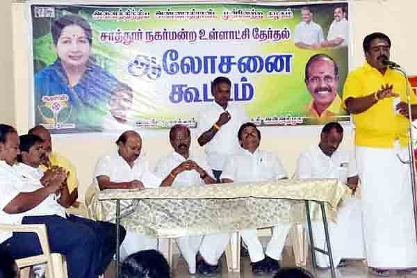 `கட்சி மாறினால் வெட்டுவேன்’ என்ற அதிமுக ஒ.செ... போலீஸுக்கு பயந்து குதித்ததில் எலும்பு முறிவு! 