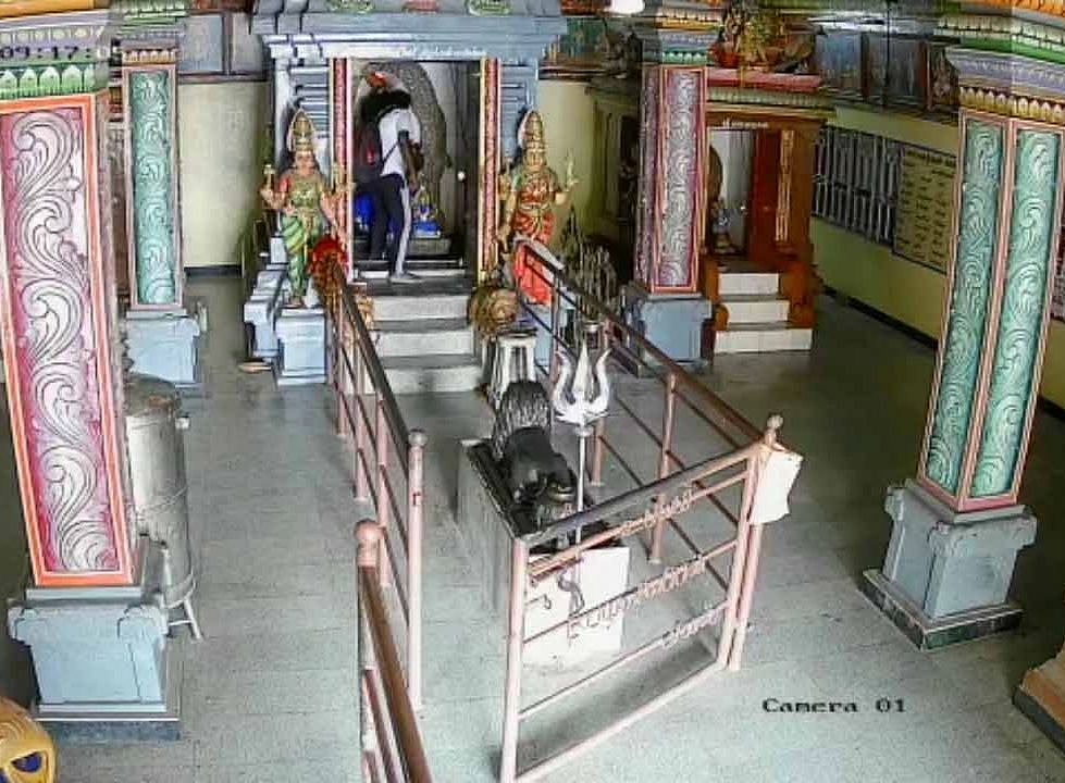 சாமி கும்பிடுவது போல், கோயிலில் தங்கப்பொட்டுகளை திருடிச் சென்ற நபர்! -வெளியான சிசிடிவி காட்சிகள்