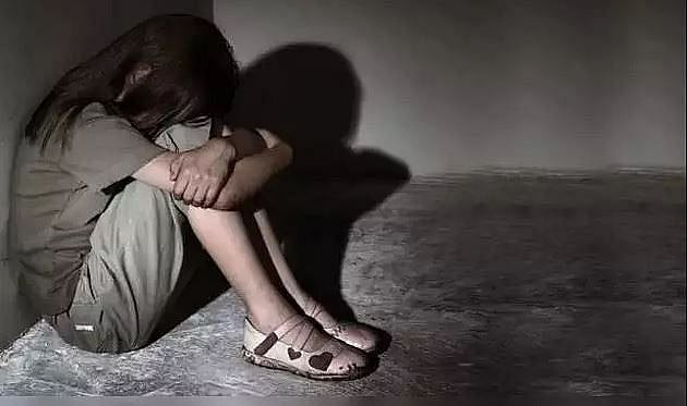 ஆன்லைன் வகுப்புக்கு வாங்கி கொடுத்த செல்போன் மூலம் தொடர்பு; மாணவியைச் சிறார் வதை செய்த வாலிபர் கைது!