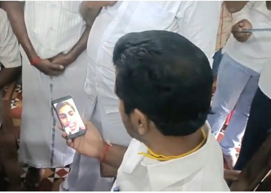 உக்ரைனில் தவிக்கும் திருவாரூர் மாணவர்கள்; வாட்ஸ் அப் வீடியோ காலில் நம்பிக்கை தெரிவித்த காமராஜ்!